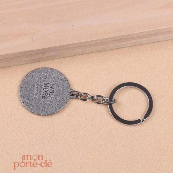 Porte-clé vibrant avec motifs de visages souriants