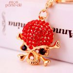 Porte-clé original avec strass en forme de tête de mort