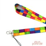 Porte-clé stylé sur tour de cou coloré