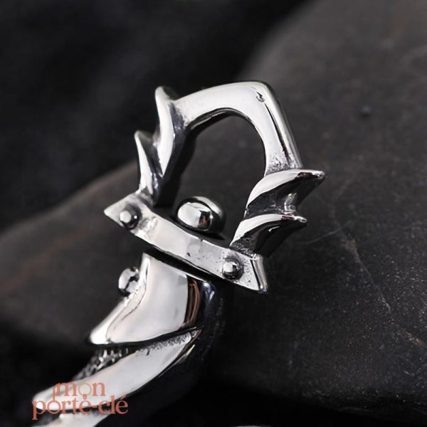 Accessoire pratique : porte-clé gothique en acier
