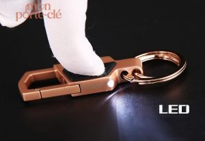 Porte-Clé en acier avec lampe LED intégrée
