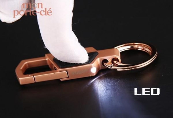 Porte-Clé en acier avec lampe LED intégrée