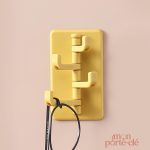 Accroche-clés mural avec couleurs vives